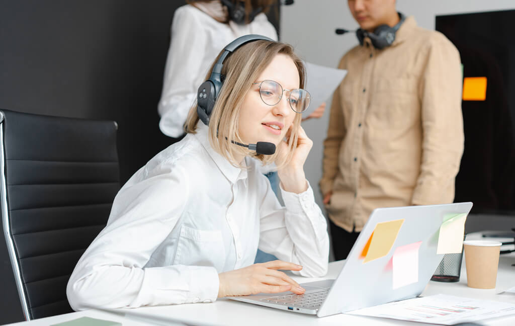 Teilnehmende im Online Marketing Kurs im Austausch